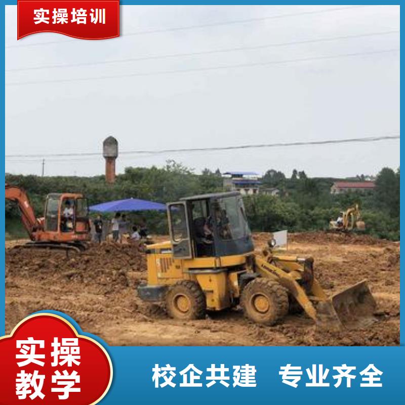 唐县装载机铲车短期培训班教学实力雄厚校园优美